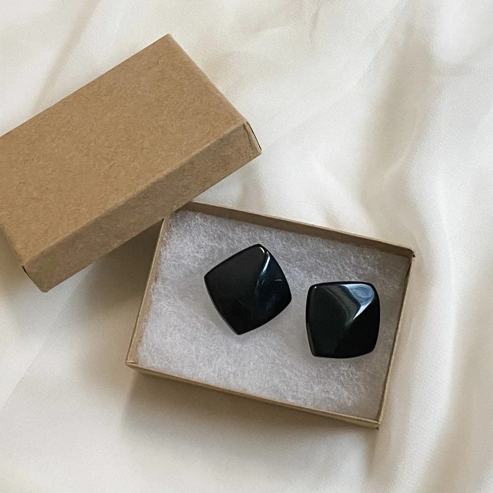 VTG Wavy Black Square Clip Earrings - Picture 3 of 7